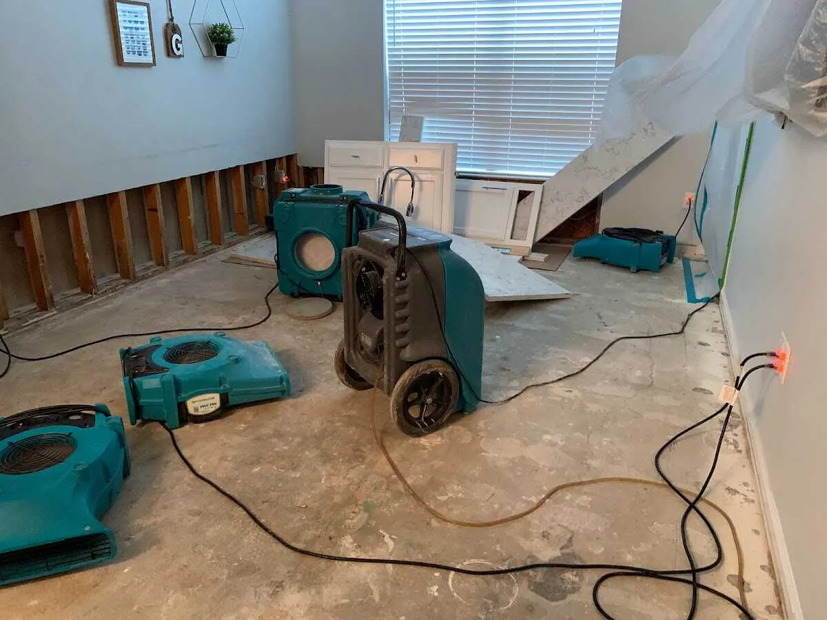Dehumidifier in flood-cut room for Water Damage Restoration in Prien